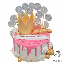 Торт с леденцами и короной принцессы