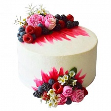 Торт с живыми розами и ягодами